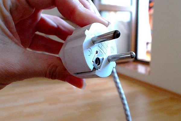 Трещит и искрит розетка: причины, как устранить неисправность и возможные последствия