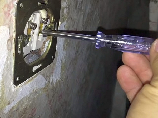 Трещит и искрит розетка: причины, как устранить неисправность и возможные последствия