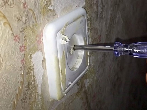 Трещит и искрит розетка: причины, как устранить неисправность и возможные последствия