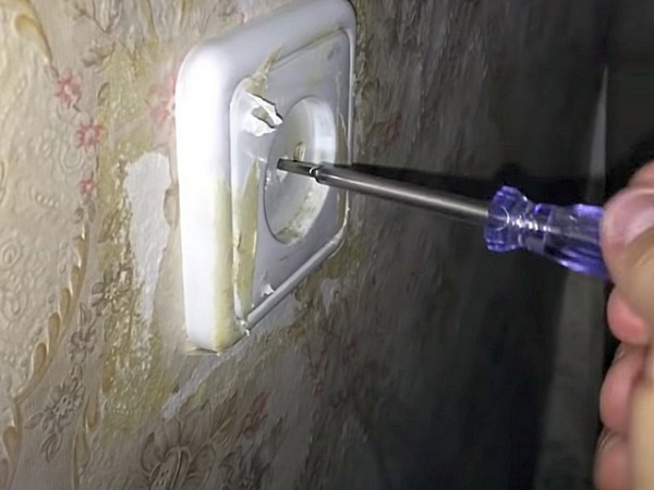 Трещит и искрит розетка: причины, как устранить неисправность и возможные последствия