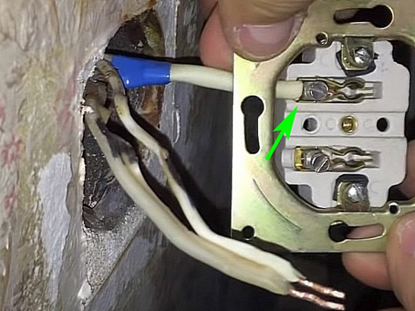 Трещит и искрит розетка: причины, как устранить неисправность и возможные последствия