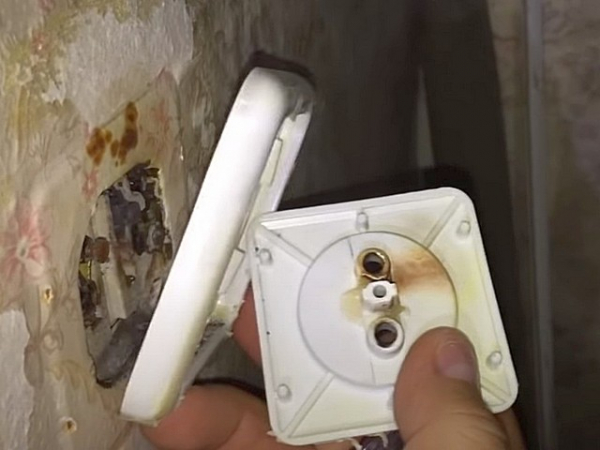 Трещит и искрит розетка: причины, как устранить неисправность и возможные последствия