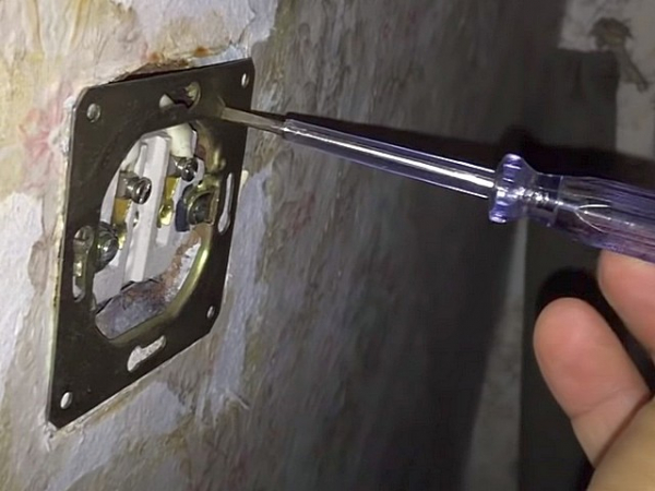 Трещит и искрит розетка: причины, как устранить неисправность и возможные последствия