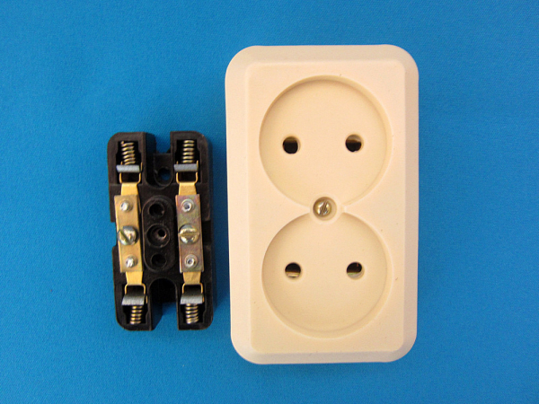 Трещит и искрит розетка: причины, как устранить неисправность и возможные последствия