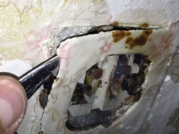 Трещит и искрит розетка: причины, как устранить неисправность и возможные последствия