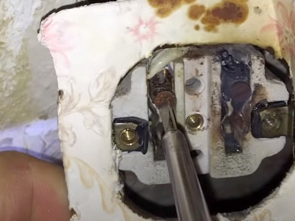 Трещит и искрит розетка: причины, как устранить неисправность и возможные последствия