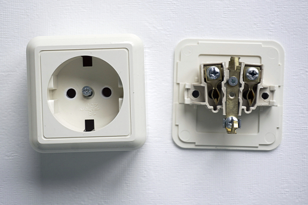 Трещит и искрит розетка: причины, как устранить неисправность и возможные последствия