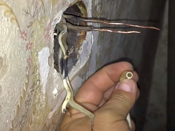 Трещит и искрит розетка: причины, как устранить неисправность и возможные последствия