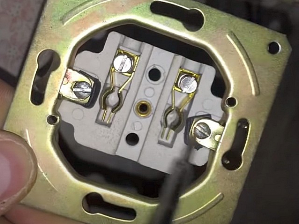 Трещит и искрит розетка: причины, как устранить неисправность и возможные последствия