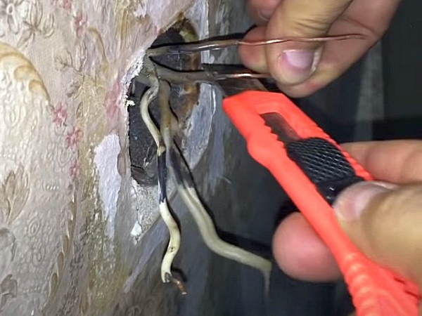 Трещит и искрит розетка: причины, как устранить неисправность и возможные последствия