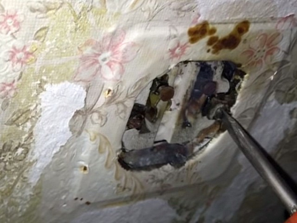 Трещит и искрит розетка: причины, как устранить неисправность и возможные последствия