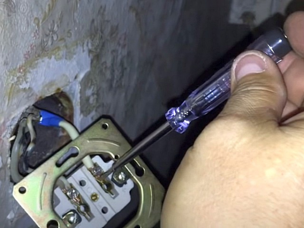 Трещит и искрит розетка: причины, как устранить неисправность и возможные последствия