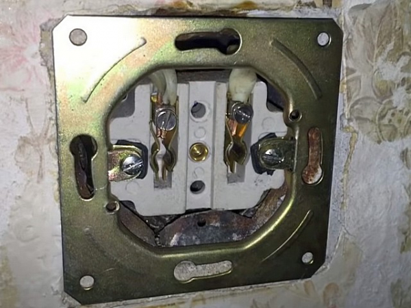 Трещит и искрит розетка: причины, как устранить неисправность и возможные последствия