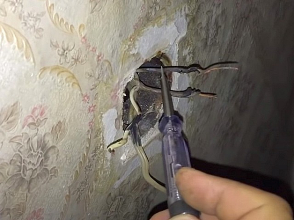 Трещит и искрит розетка: причины, как устранить неисправность и возможные последствия