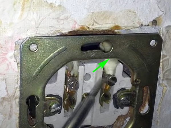 Трещит и искрит розетка: причины, как устранить неисправность и возможные последствия