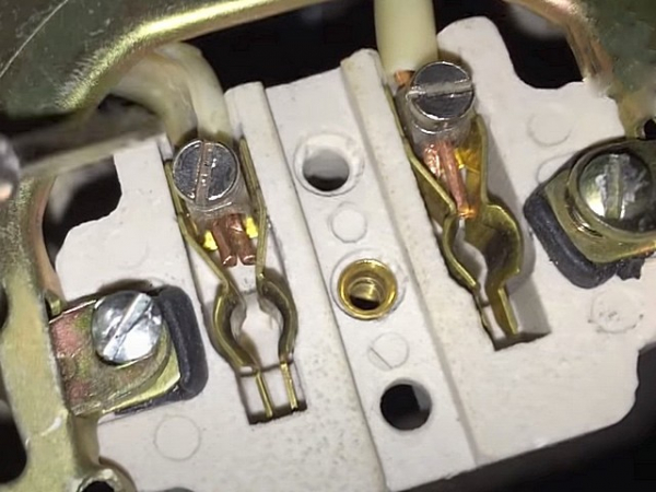 Трещит и искрит розетка: причины, как устранить неисправность и возможные последствия