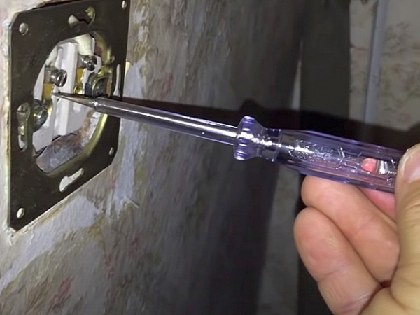 Трещит и искрит розетка: причины, как устранить неисправность и возможные последствия