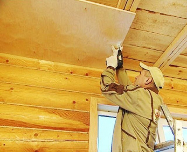 Как сделать потолок в деревянном доме своими руками: инструкция и каких ключевых ошибок нужно избегать