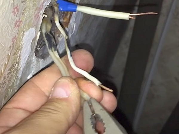 Трещит и искрит розетка: причины, как устранить неисправность и возможные последствия