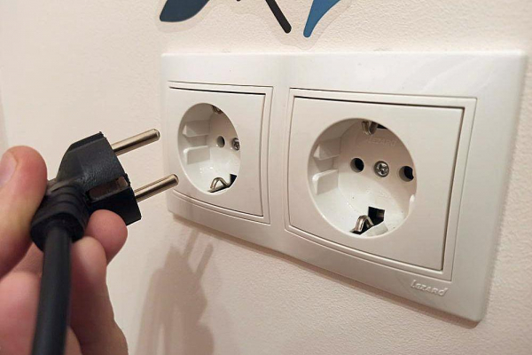 Трещит и искрит розетка: причины, как устранить неисправность и возможные последствия