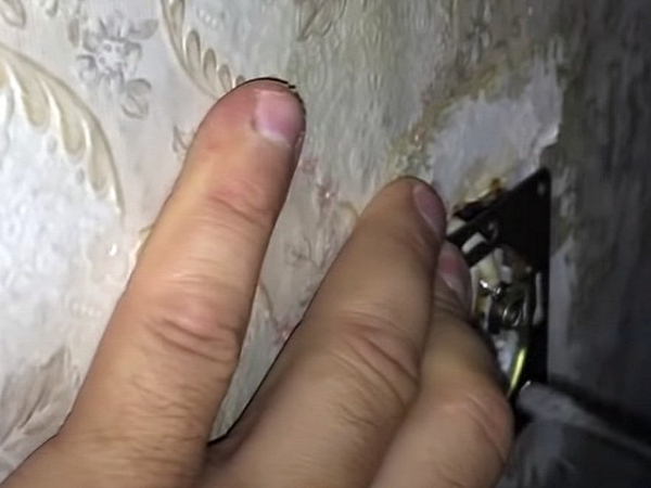 Трещит и искрит розетка: причины, как устранить неисправность и возможные последствия