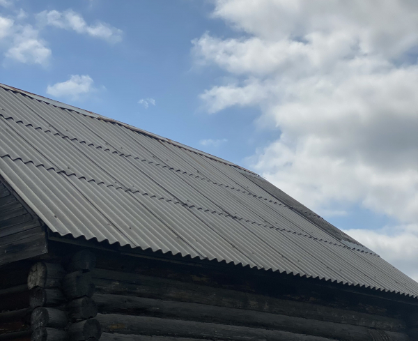 Как крепить шифер: выбираем крепеж, изучаем особенности технологии и варианты укладки на крышу