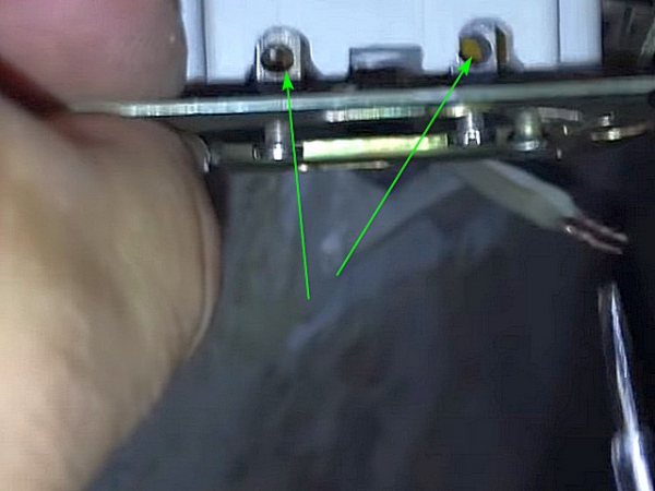 Трещит и искрит розетка: причины, как устранить неисправность и возможные последствия