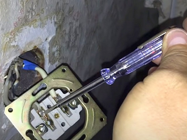 Трещит и искрит розетка: причины, как устранить неисправность и возможные последствия