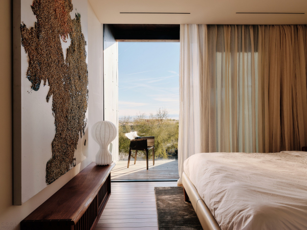 Минималистская вилла в пустынном ландшафте