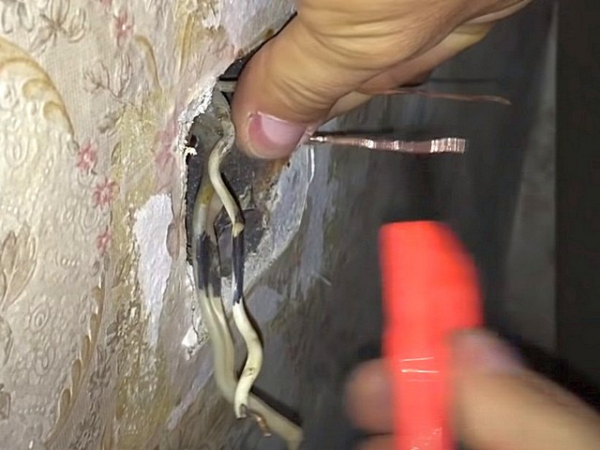 Трещит и искрит розетка: причины, как устранить неисправность и возможные последствия