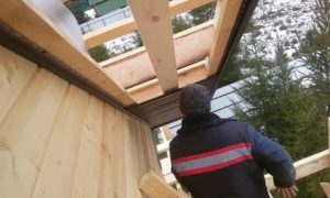 Подшивка крыши софитом &mdash; технология выполнения работ своими руками: пошаговая инструкция