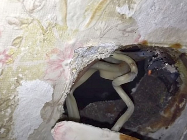 Трещит и искрит розетка: причины, как устранить неисправность и возможные последствия