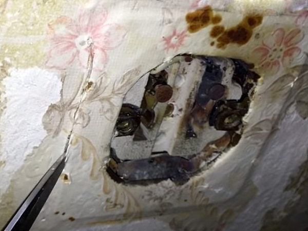 Трещит и искрит розетка: причины, как устранить неисправность и возможные последствия