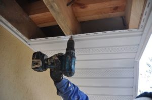 Подшивка крыши софитом &mdash; технология выполнения работ своими руками: пошаговая инструкция