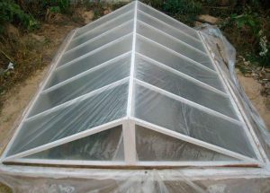 Простая теплица для дачников во время самоизоляции: пошаговая инструкция и необходимые материалы