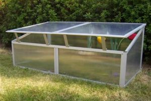 Простая теплица для дачников во время самоизоляции: пошаговая инструкция и необходимые материалы