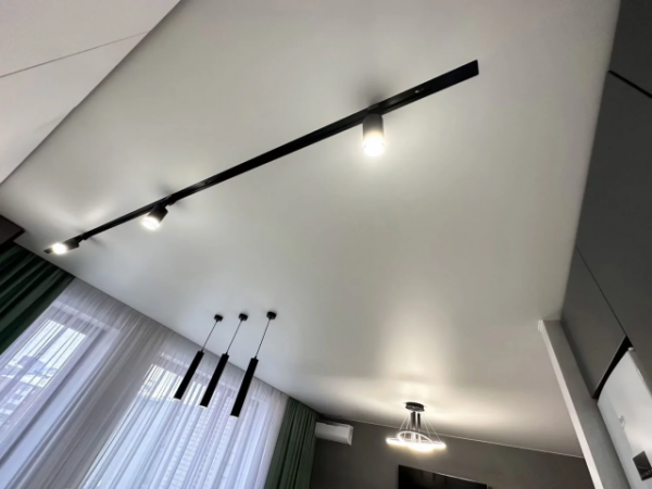 Как правильно выбрать материал для натяжного потолка в Беларуси — сравнение ПВХ и тканевых потолков