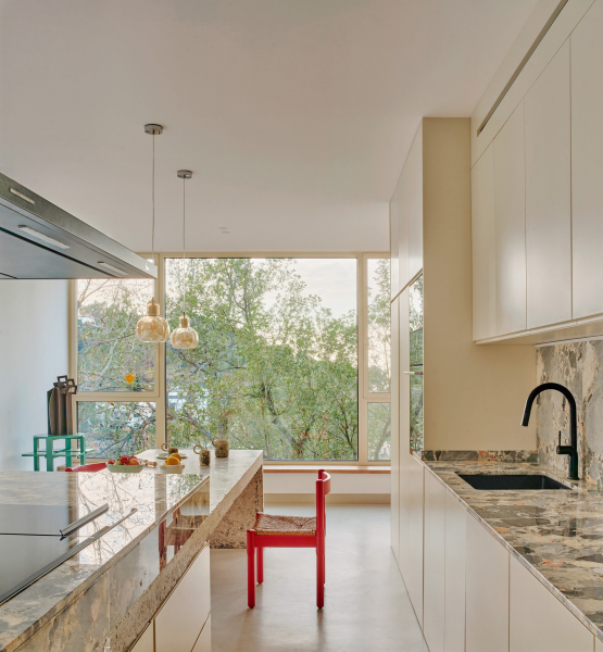 Дом, адаптированный к экстремально крутому склону Дом, адаптированный к экстремально крутому склону