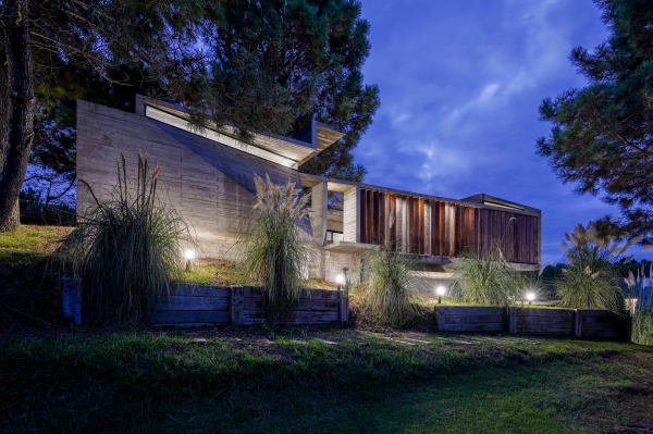 Бетонный дом в природных дюнах