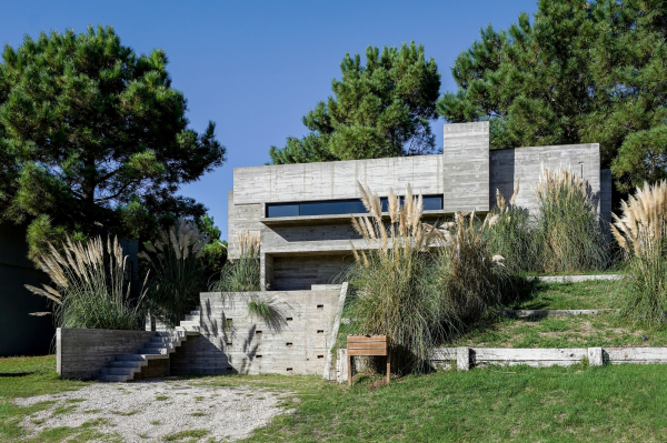 Бетонный дом в природных дюнах