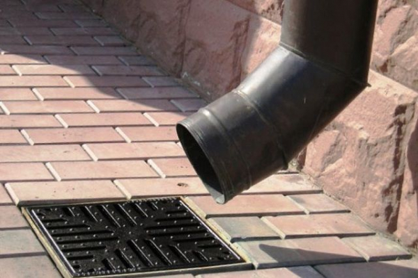 Отвод воды от фундамента дома своими руками: почему так важен и как сделать правильно