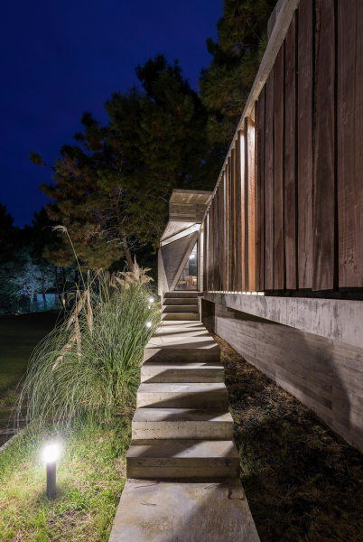 Бетонный дом в природных дюнах