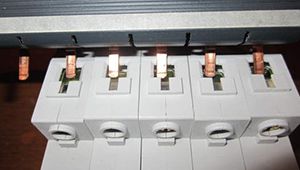 Правильное подключение автомата в щитке: инструкция и какие ошибки точно нужно не допускать