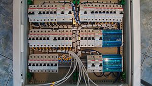 Правильное подключение автомата в щитке: инструкция и какие ошибки точно нужно не допускать