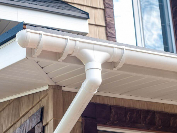 Свойства и особенности пластиковых водосточных систем Свойства и особенности пластиковых водосточных систем