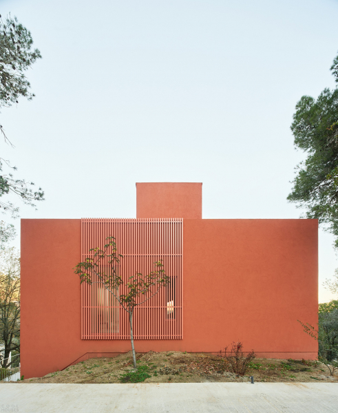 Дом, адаптированный к экстремально крутому склону Дом, адаптированный к экстремально крутому склону