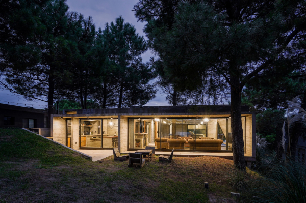 Бетонный дом в природных дюнах