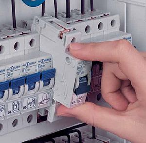 Правильное подключение автомата в щитке: инструкция и какие ошибки точно нужно не допускать