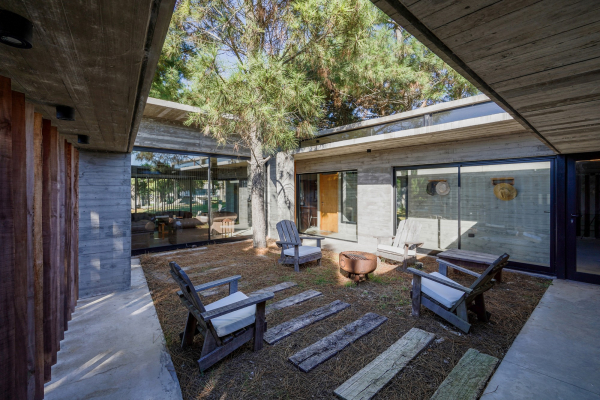 Бетонный дом в природных дюнах