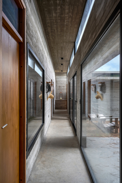 Бетонный дом в природных дюнах